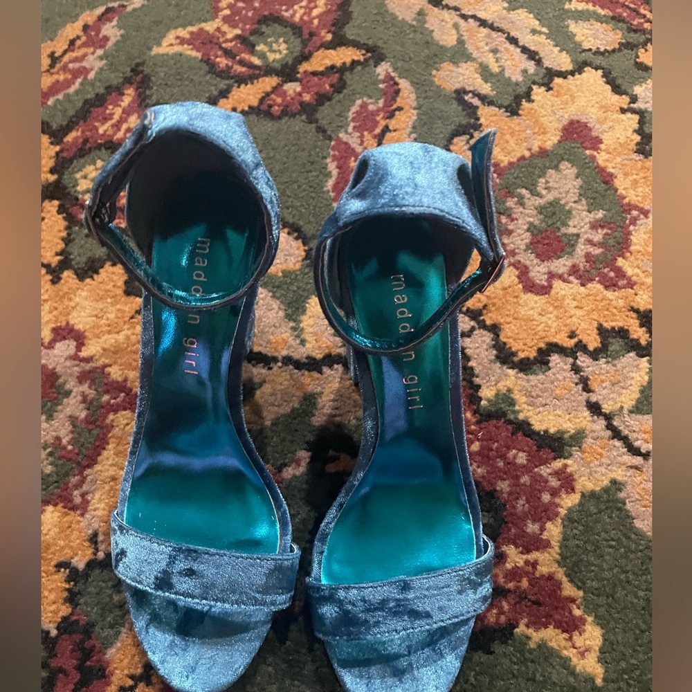 Madden Velvet Women's Heels size 5.5 NWT